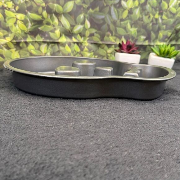 Wilton Skull Cake Pan – Spooky Halloween Bakeware - Picture 9 of 16